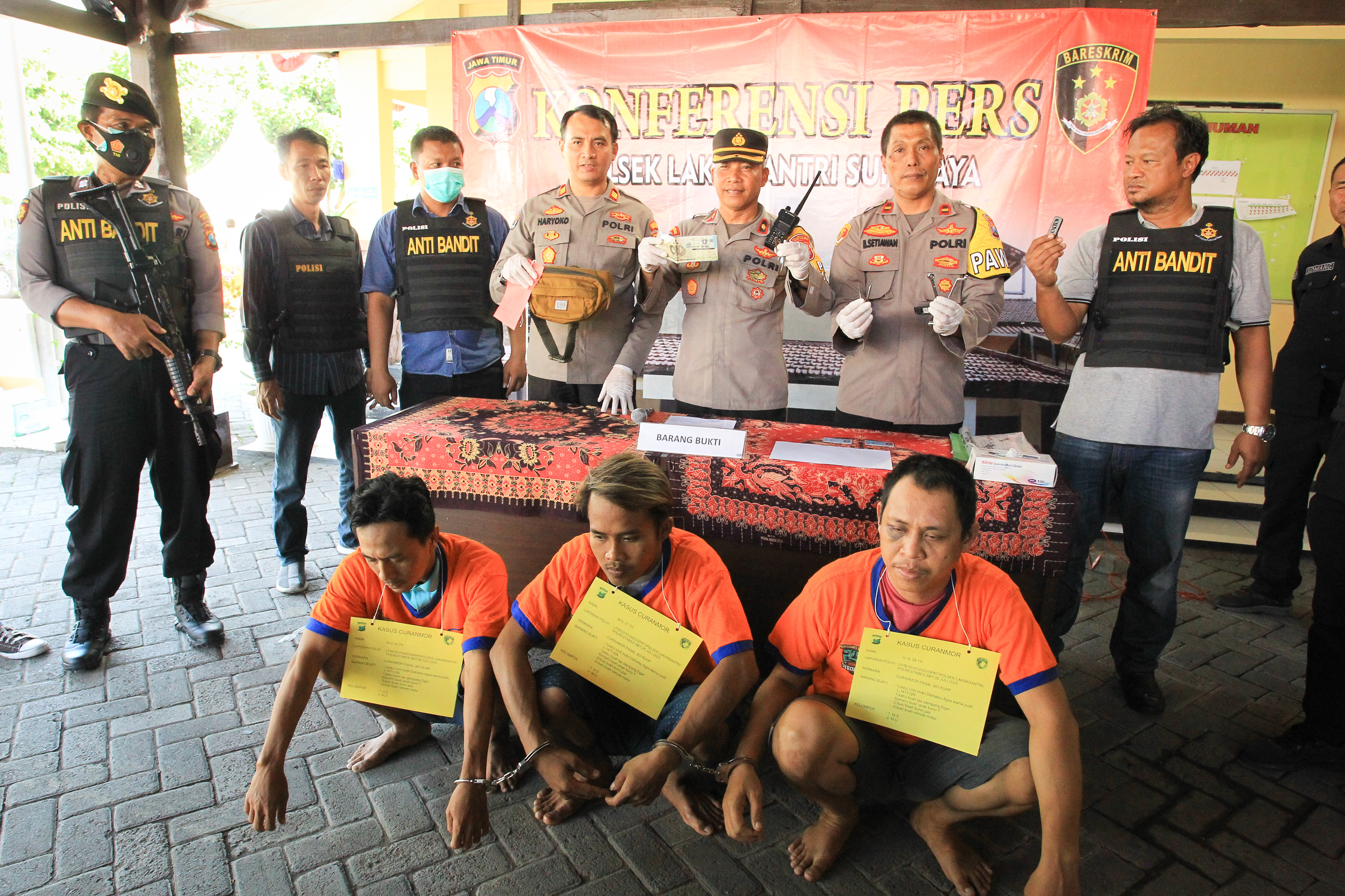 Tersangka curanmor beserta barang bukti yang berhasil diamankan petugas kepolisian. Foto: SP/Ariandi.