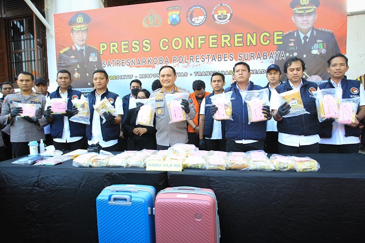 Kapolrestabes Surabaya Kombes Pasma Royce menunjukkan barang bukti saat rilis. SP/Ariandi