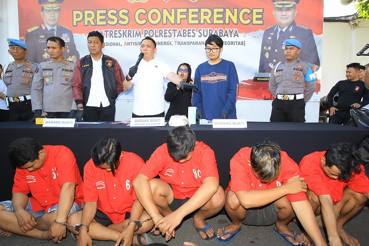 Para pelaku dihadirkan saat rilis. SP/Ariandi