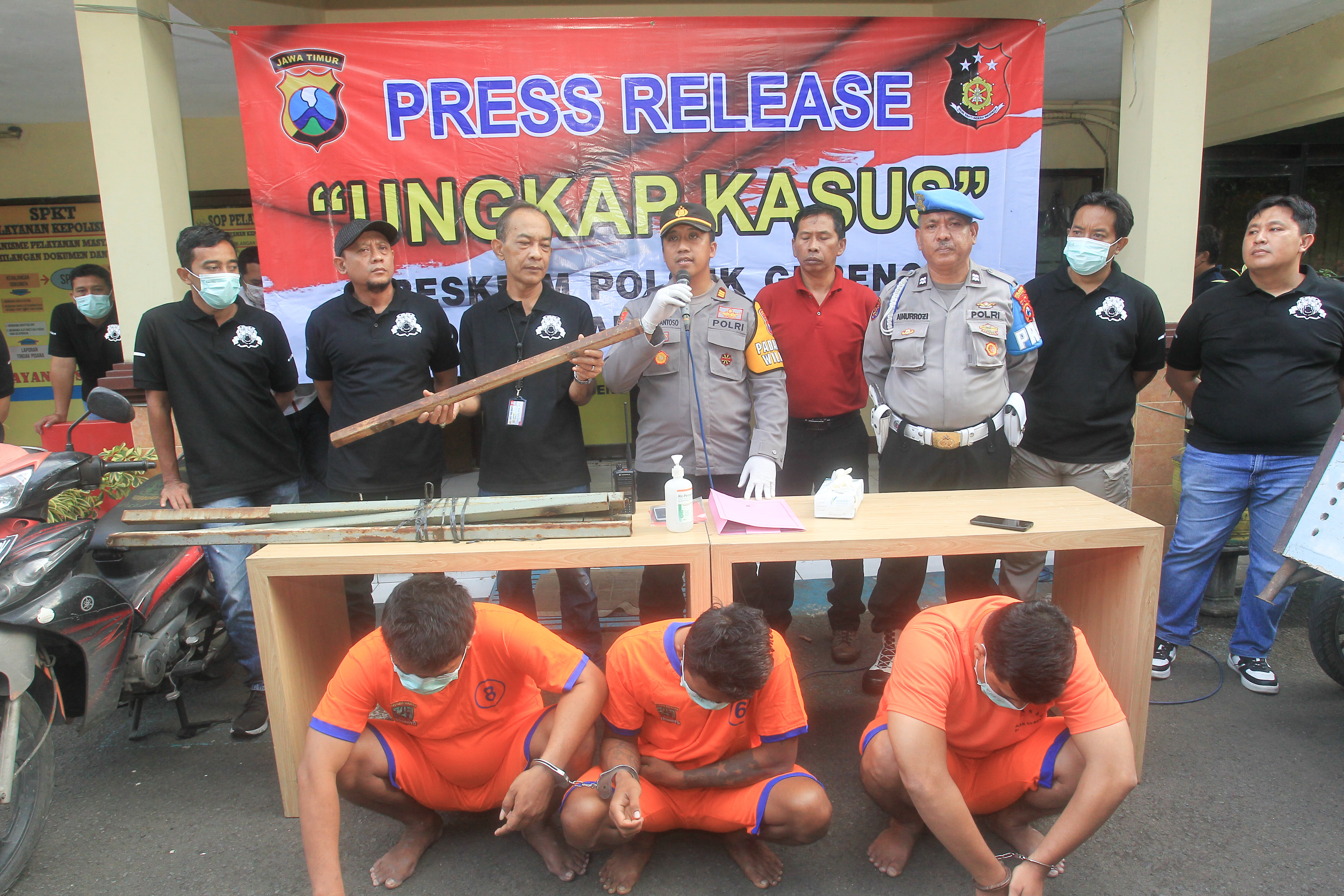 Pelaku dan barang bukti yang dipamerkan saat rilis kasus, Senin (27/3/2023). Foto: SP/Ariandi.