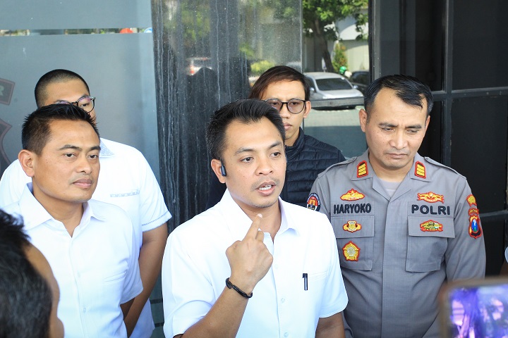 Kasat Reskrim Polrestabes Surabaya AKBP Hendro Sukmono saat memberikan keterangan kepada awak media. SP/Ariandi