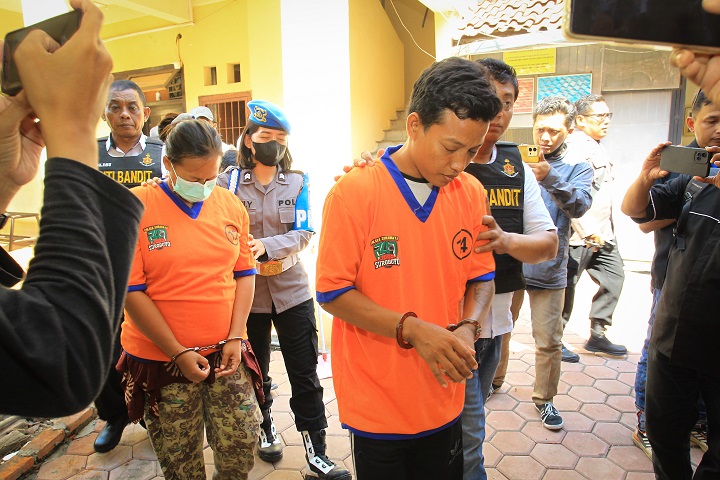 Kedua pelaku saat digelandang petugas. SP/Ariandi