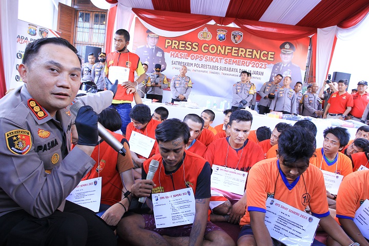 Kapolrestabes Surabaya Kombes Pol Pasma Royce saat menanyai salah satu tersangka. SP/Ariandi