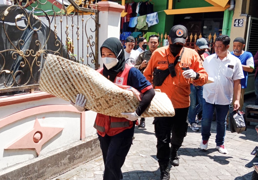 Petugas PMI saat mengevakuai jenazah bayi di Semolowaru.