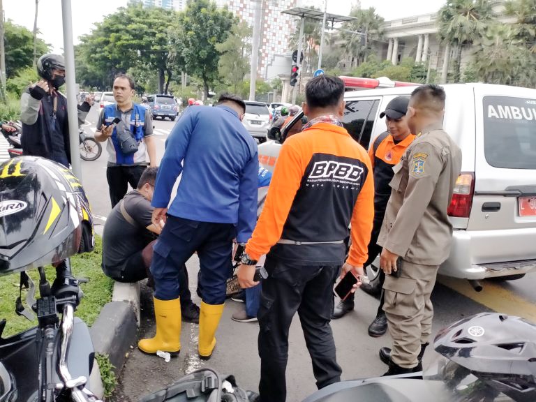 Petugas saat memberikan pertolongan kepada korban kecelakaan. SP/Ariandi