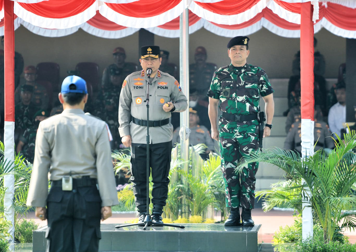 Kapolda Jatim saat memimpin Pembukaan Diklat Integrasi DIKMABA TNI dan DIKTUKBA Polri TA 2022 di Sekolah Polisi Negara (SPN) Mojokerto, Senin (12/12/2022). 
