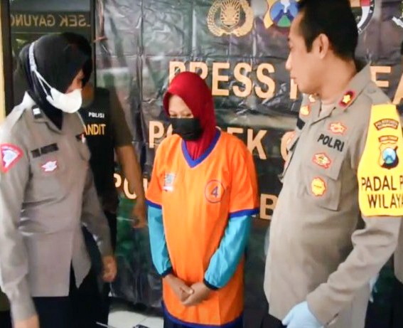 Kapolsek Gayungan Surabaya Kompol Suhartono waktu rilis pengungkapan kasus pembuangan bayi, Jumat (16/12/2022).