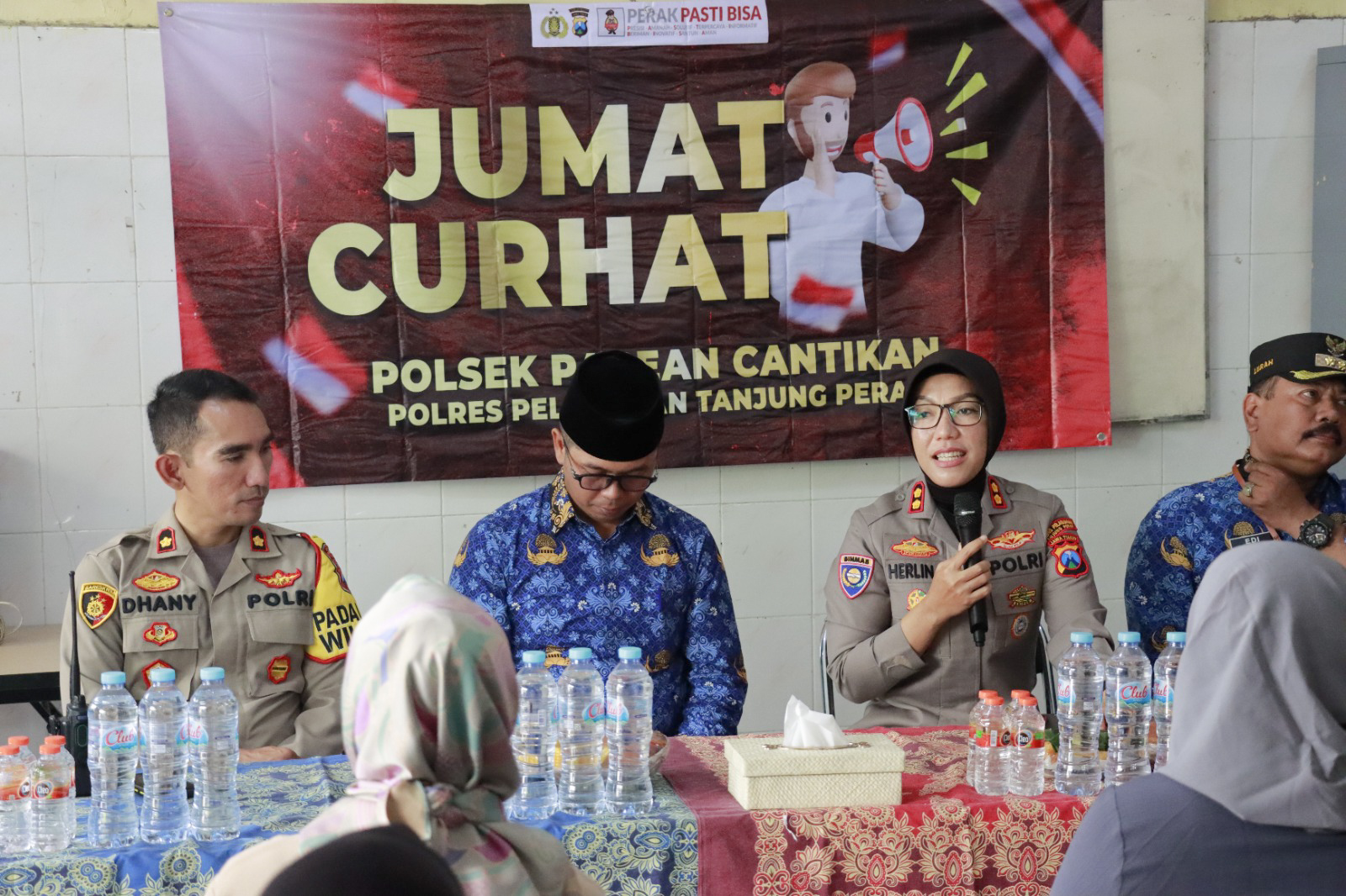 Program Jum'at Curhat yang digelar di Balai RW. 06 Semut Kalimer gang 03 Kelurahan Bongkaran Surabaya, Jum’at (17/03/2023). Foto: SP/Ariandi.