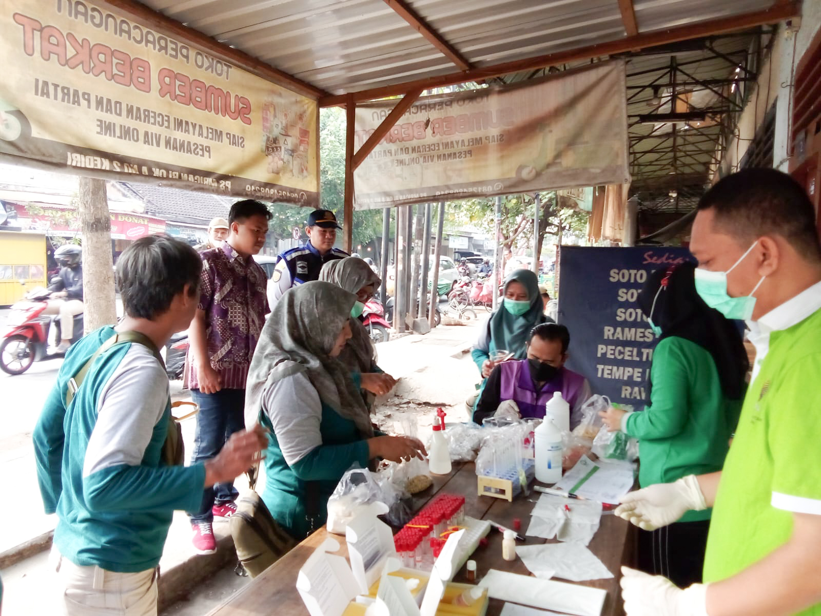 Kegiatan sidak peredaran makanan dan bahan pangan di sejumlah pasar tradisional di Kota Kediri, pada Jumat (24/03/2023). Foto: SP/Ariandi.