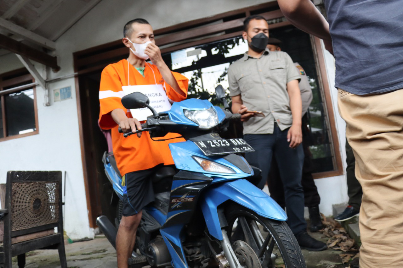 Tersangka pembunuhan saat melakukan rekonstruksi, Selasa (13/12/2022).