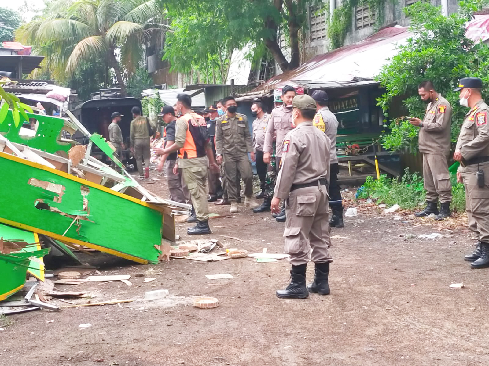 Anggota Polsek Tambaksari dan tiga pilar Tambaksari saat menggelar patroli rutin dan penurunan pagupon burung merpati di Jl. Ploso (Gardu Induk PLN) Surabaya, Kamis(15/12/2022).