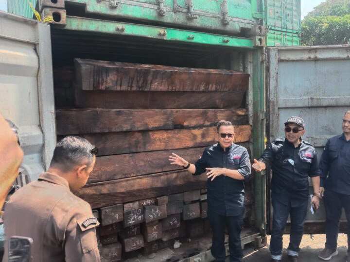 Gakkum KLHK menyita 57 kontainer yang berisi kayu merbau ilegal dari Papua.
