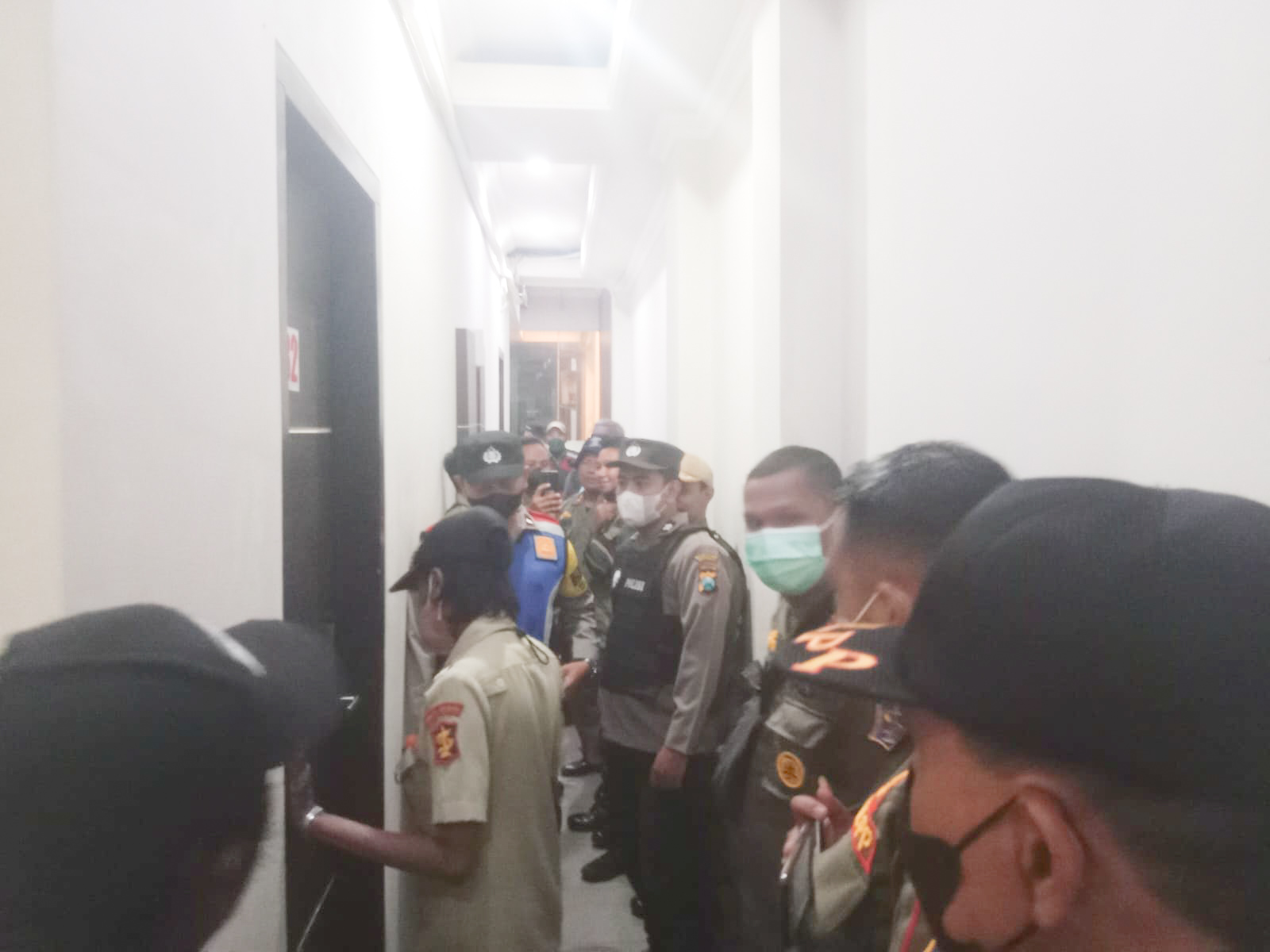 Razia pasangan mesum di Hotel Surabaya pada Hari Valentine, Selasa (14/02/2023). Sp/Ariandi.