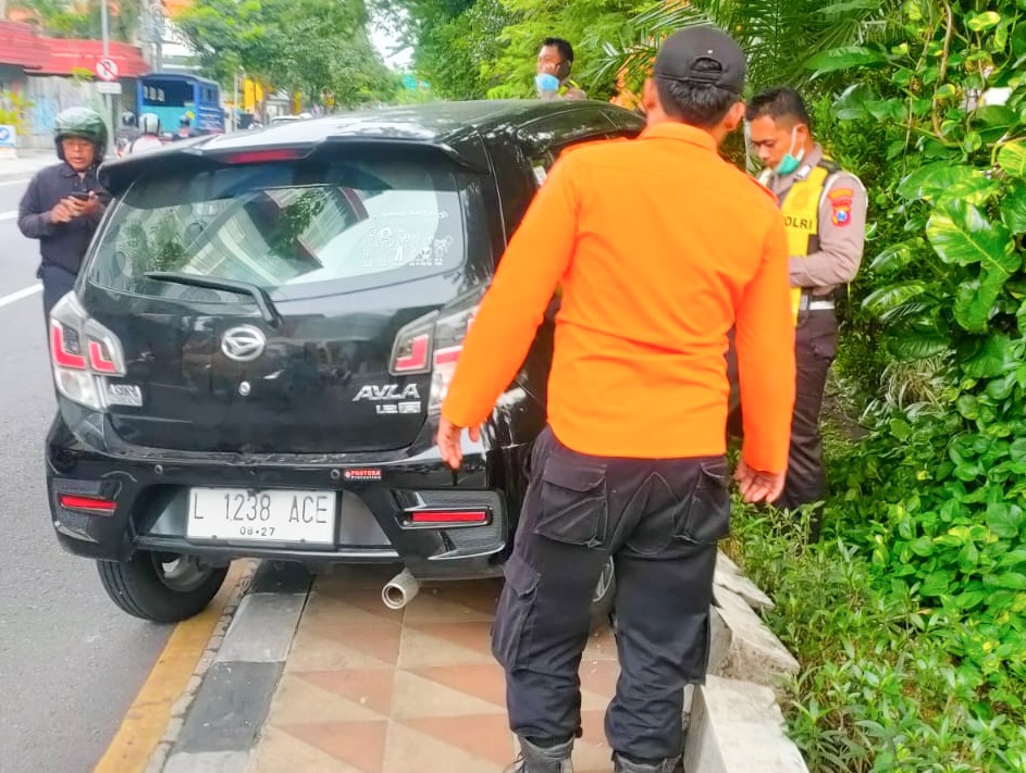 Kecelakaan tunggal mobil Daihatsu Ayla yang menabrak trotoar di Jalan Diponegoro, Surabaya pada Rabu (15/2/2023). SP/Ariandi.