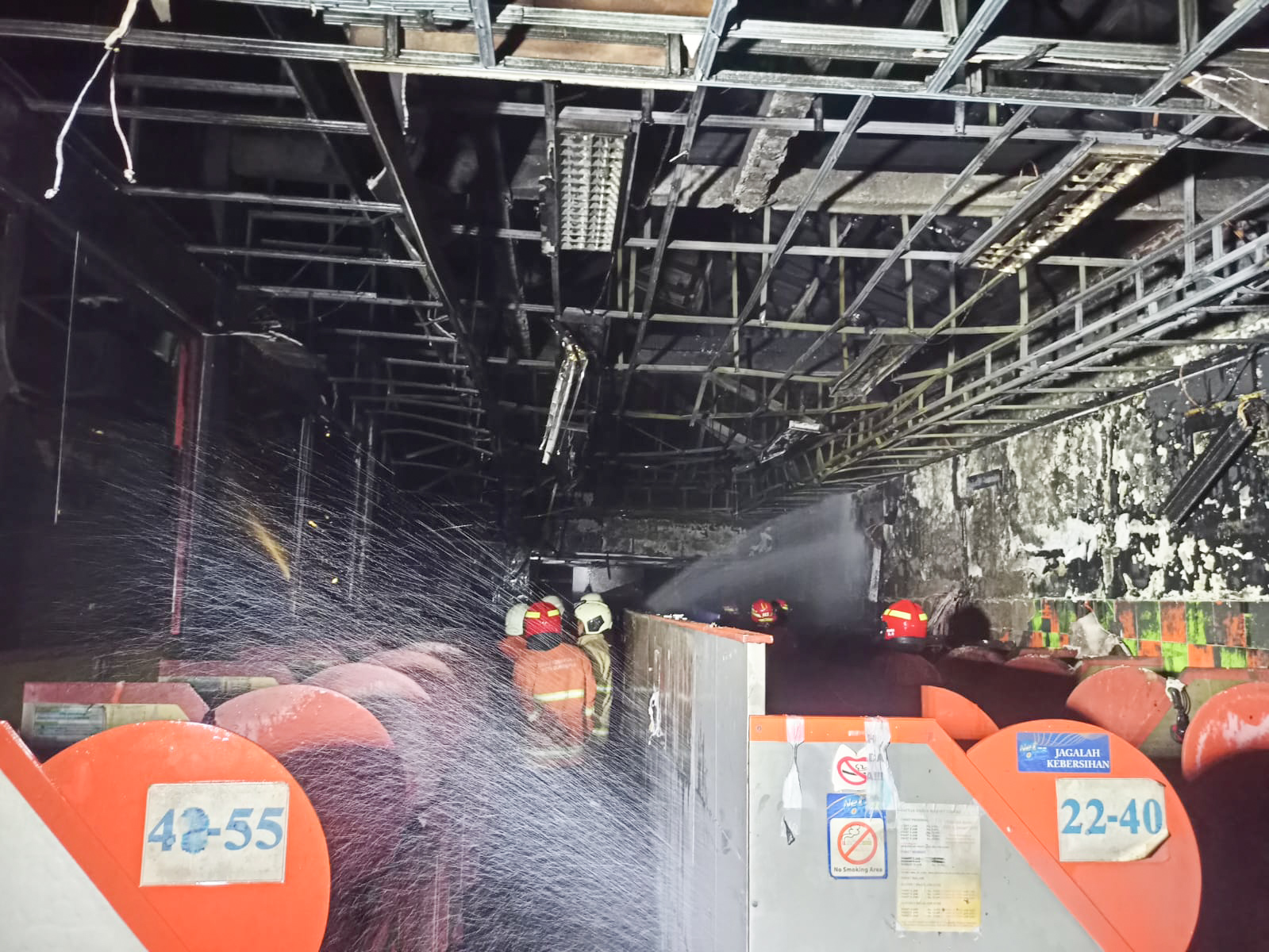 Petugas DPKP Kota Surabaya saat berusaha melakukan pemadaman api dan pembasahan di warnet Jalan Barata Surabaya, Rabu (15/2/2023). SP/Ariandi.
