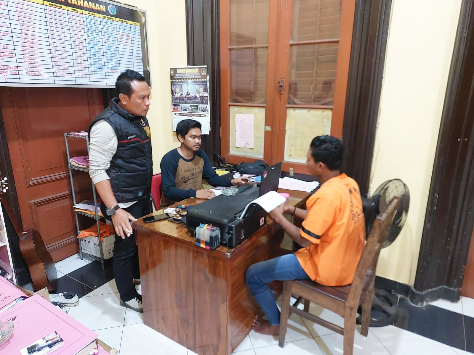 Pemeriksaan pelaku pengedar pil koplo Y. Foto: SP/Ariandi.