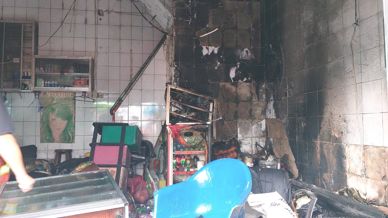 Kondisi salon di Jalan Kebalen Timur Surabaya yang terbakar pada Minggu (26/2/2023). Foto: SP/Ariandi.