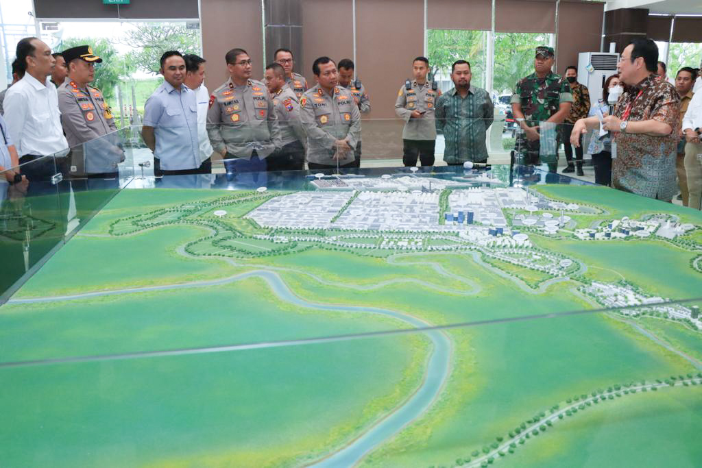 Jajaran Pejabat Polda Jatim saat meninjau Kawasan Industri JIIPE di Kabupaten Gresik, Selasa (28/3/2023). Foto: SP/Ariandi.