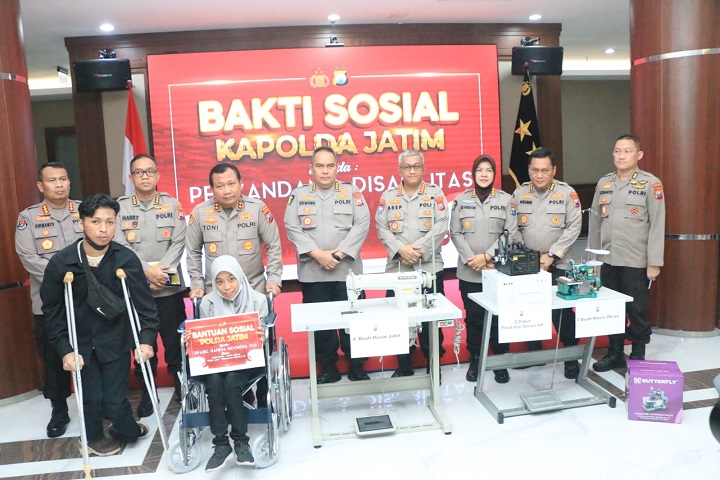 Kegiatan bakti sosial pemberian kursi roda kepada kaum disabilitas di Gedung Patuh Mapolda Jatim, Senin (27/03/2023). Foto: SP/Ariandi.