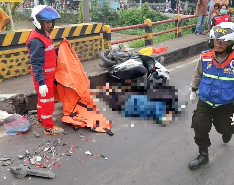 Proses evakuasi jasad korban kecelakaan di jalan raya By Pass, Kota Mojokerto, Sabtu (10/2/2023). SP/Ariandi.