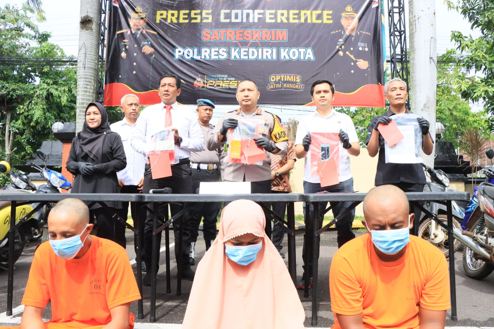 Ketiga tersangka kasus curanmor dipamerkan saat press conference Polres Kediri Kota di halaman Polres Kediri Kota, Senin (13/02/2023). SP/Ariandi.