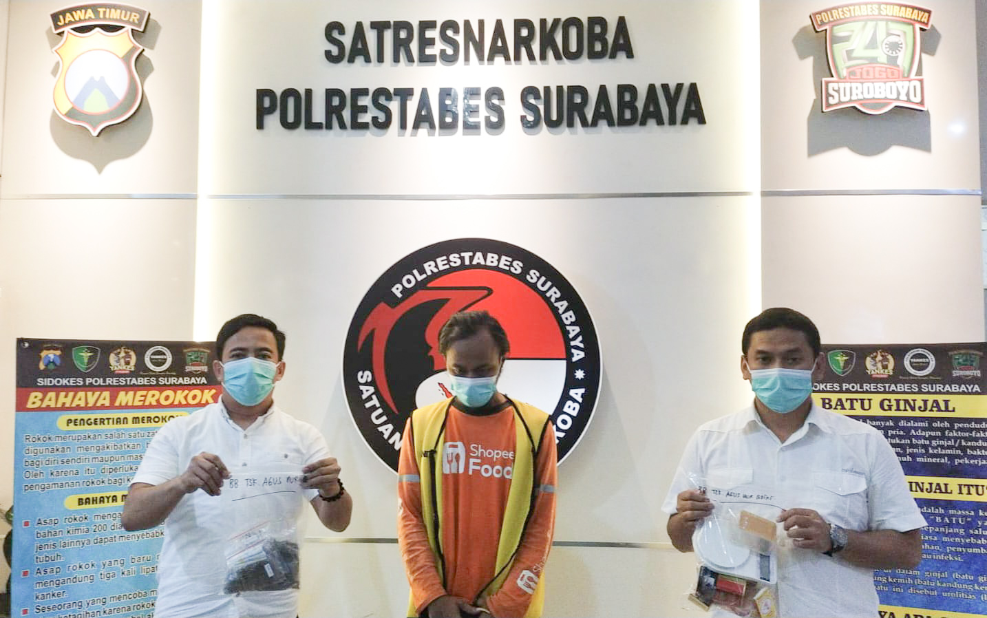 Pengedar ganja yang berhasil ditangkap anggota Satresnarkoba Polrestabes Surabaya. Foto: SP/Ariandi.