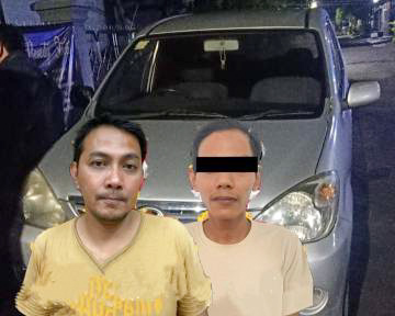 Dua tersangka pencurian mobil dan barang bukti yang berhasil diamankan anggota Satreskrim Polrestabes Surabaya. SP/Ariandi.