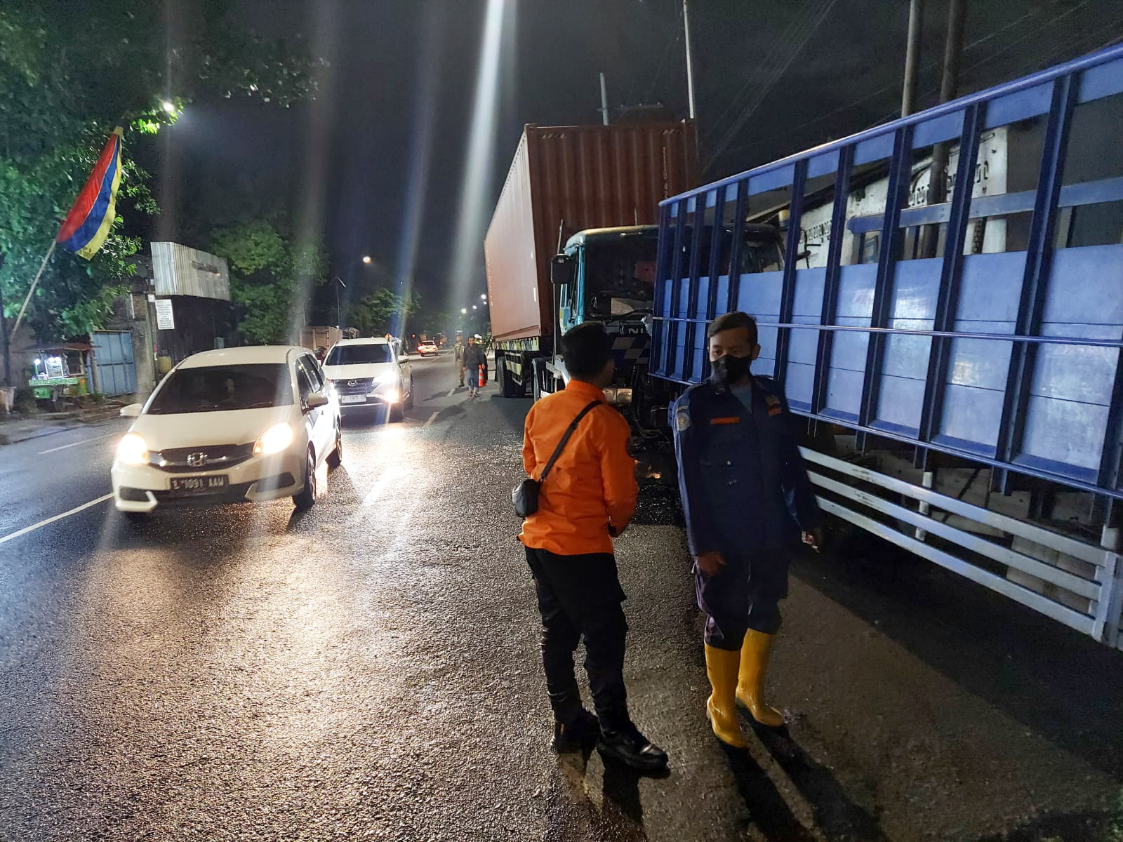 Truk kontainer yang menabrak truk terparkir di pinggir Jalan Raya Mastrip Surabaya. SP/Ariandi.