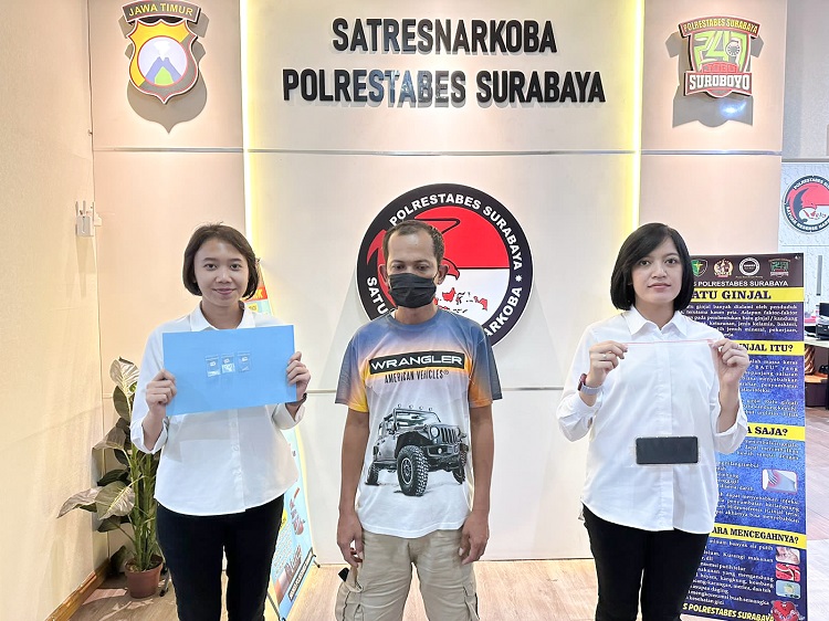 Bawa 3 Poket Sabu Siap Edar, Warga Kebonsari Diamankan Sat Resnarkoba Polrestabes Surabaya. SP/ Ariandi
