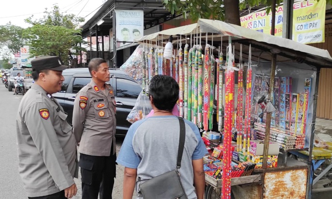 Anggota Polres Gresik saat meninjau lapak penjual petasan dan kembang api. Foto/SP/Ariandi.