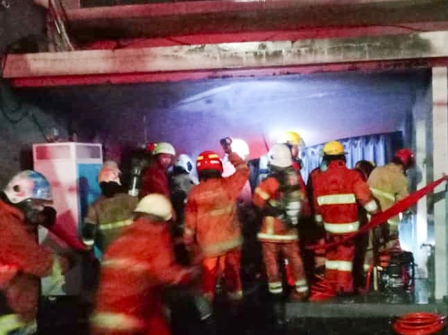 Petugas saat berusaha memadamkan api kebakaran. Foto: SP/Ariandi.