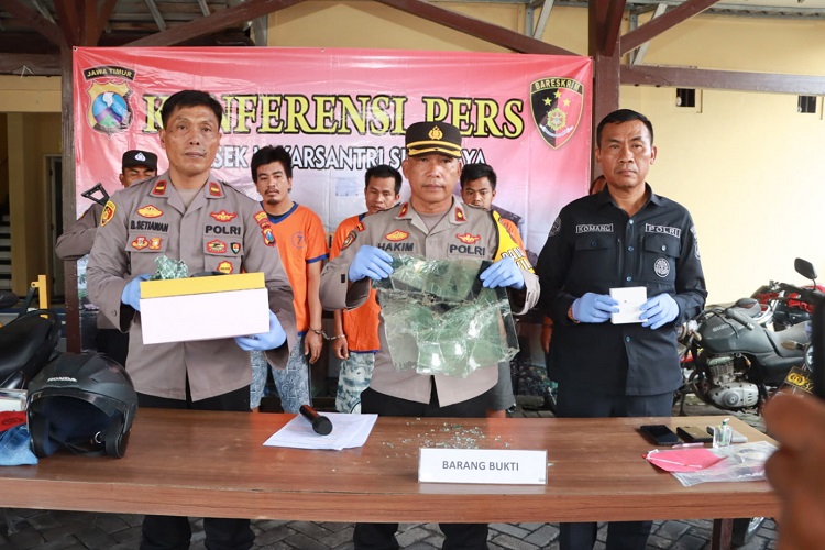 Aksi komplotan pencurian pecah kaca berhasil ditangkap oleh Polsek Lakarsantri, Surabaya. SP/ Ariandi