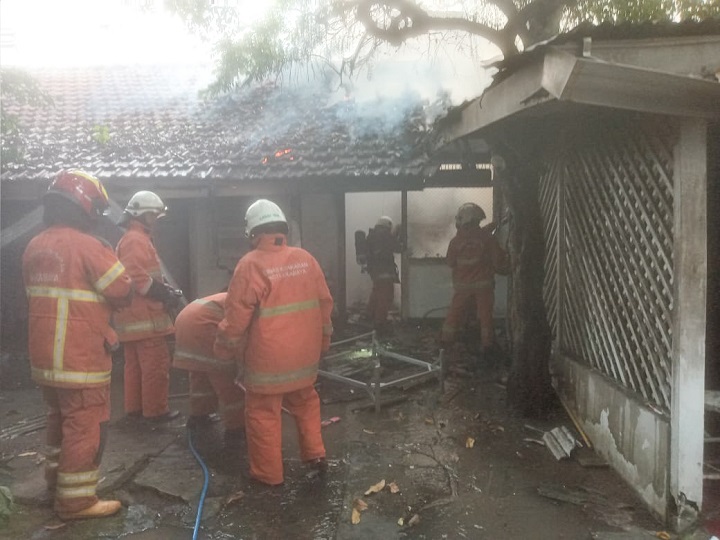 Petugas PMK saat berupaya memadamkan api yang membakar rumah. SP/Ariandi