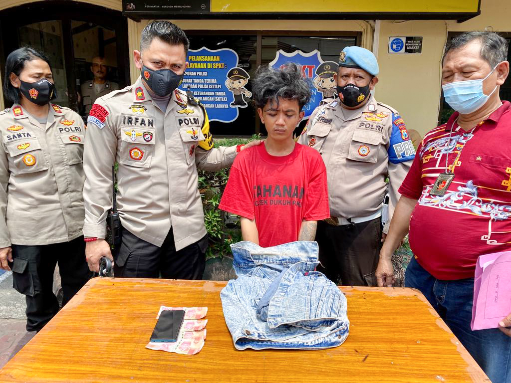 Tersangka dan barang bukti yang berhasil diamankan oleh anggota Polsek Dukuh Pakis.