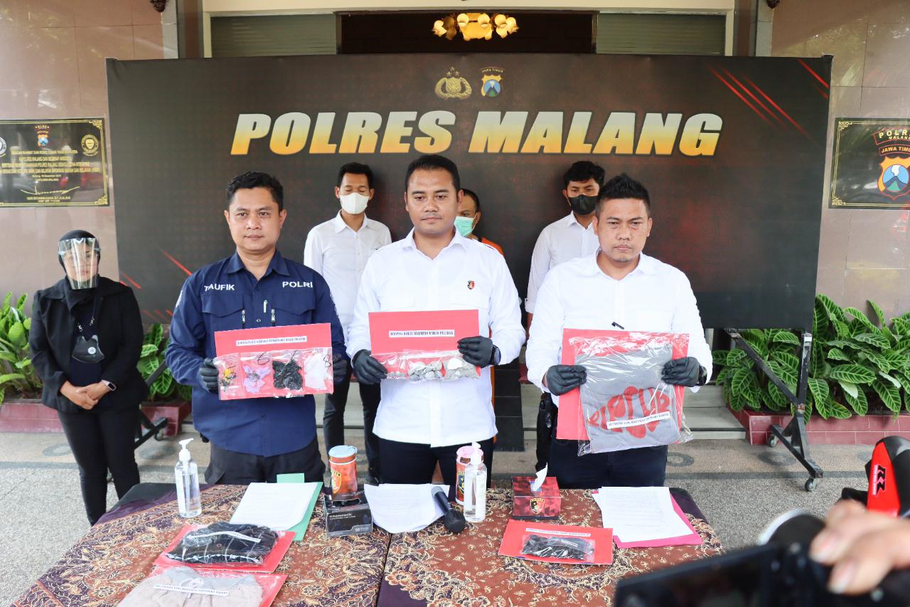 Petugas Polres Malang saat menunjukkan barang bukti yang berhasil diamankan.