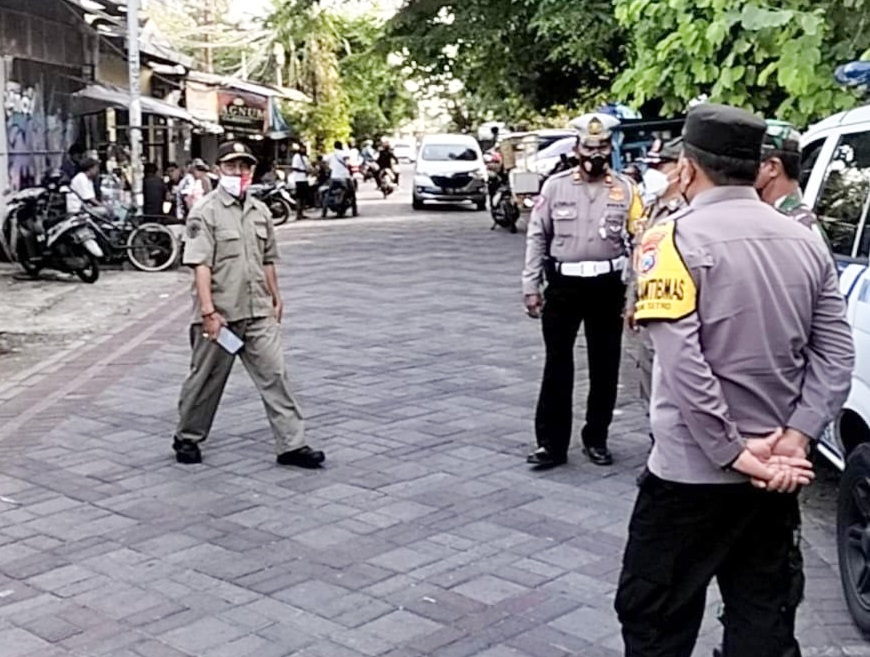 Anggota kepolisian Polsek Tambaksari saat menggelar patroli di Jalan Karanggayam Surabaya, Selasa (13/12/2022) sore.