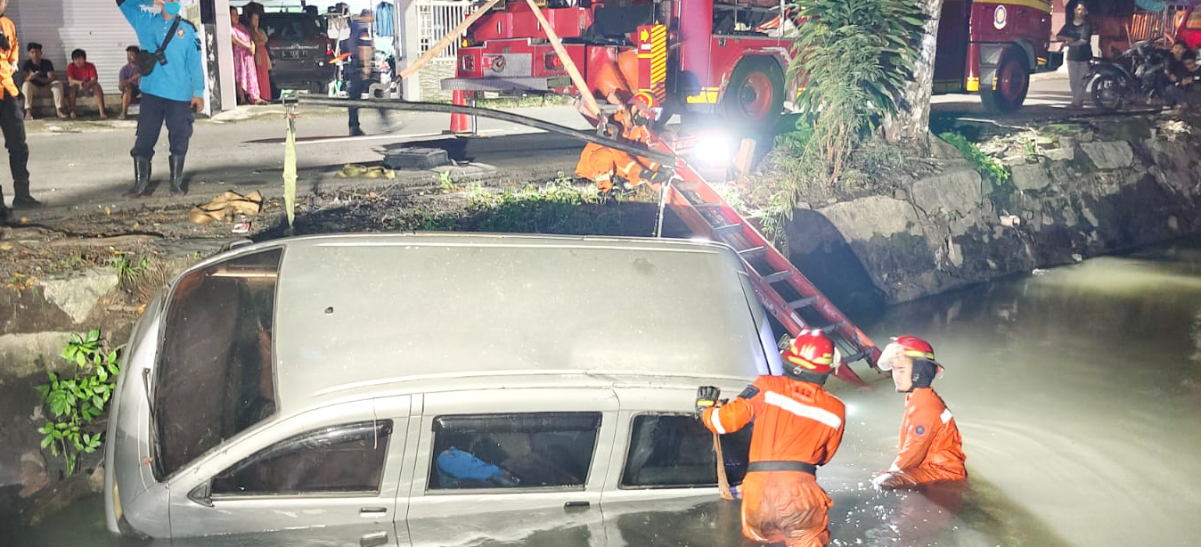 Proses evakuasi mobil Daihatsu Espass yang masuk ke dalam sungai, Minggu (11/12/2022). SP/Ariandi.
