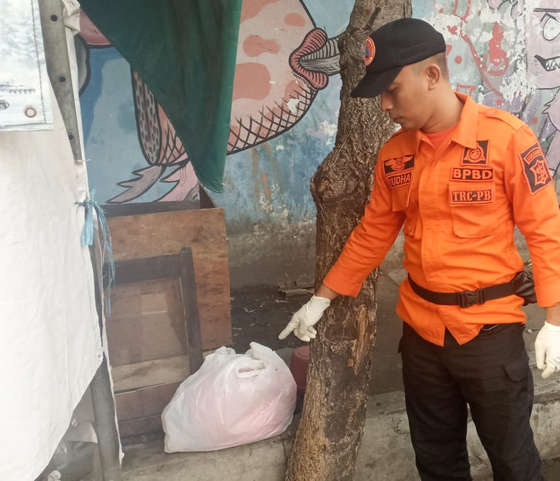 Penemuan jasad bayi di pinggir warung Jalan Menanggal, Sabtu (10/12/2022).