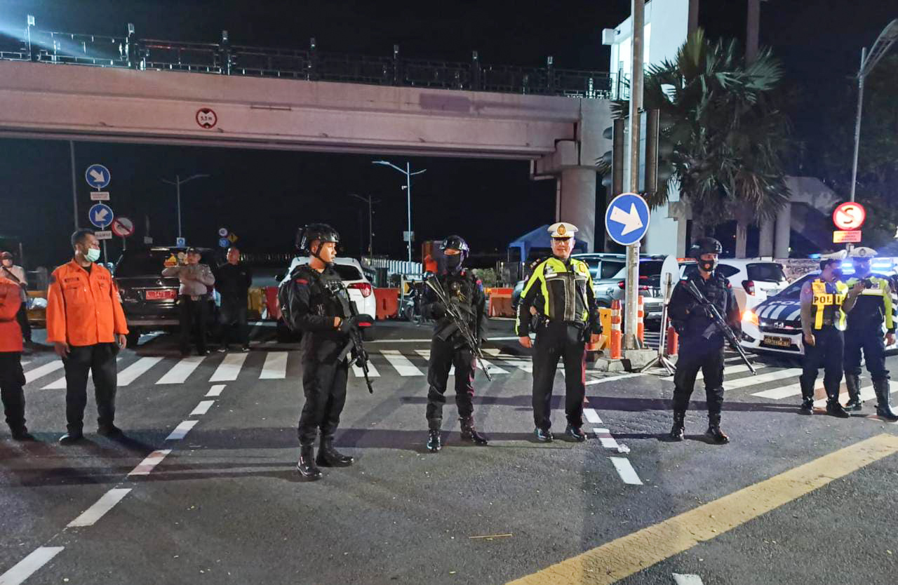 Personil Gabungan Polres Pelabuhan Tanjung Perak Surabaya saat menggelar patroli skala besar, Minggu (11/12/2022). 