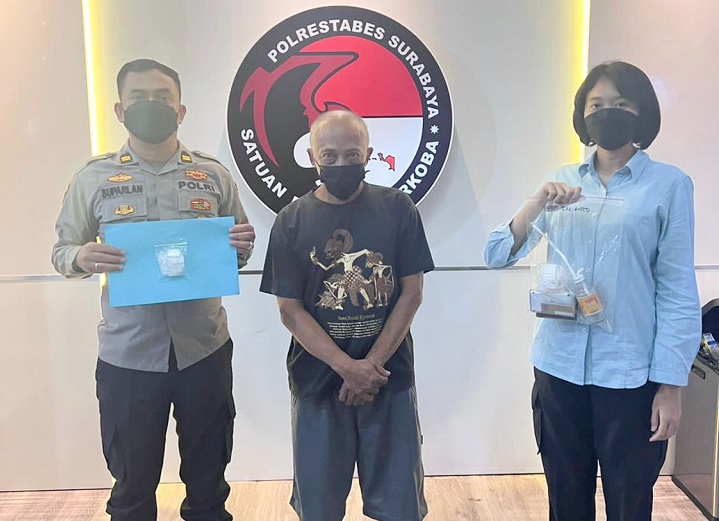 Barang bukti dan pelaku saat diamankan polisi. SP/Ariandi