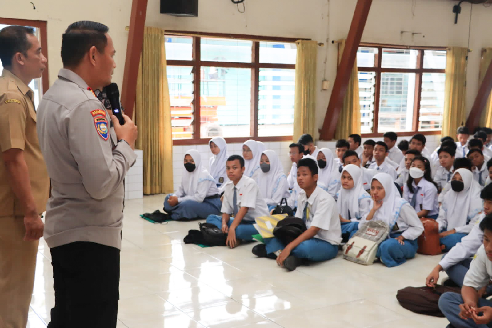 Polrestabes Surabaya saat menggelar sosialisasi di SMK Negeri 7 Surabaya.