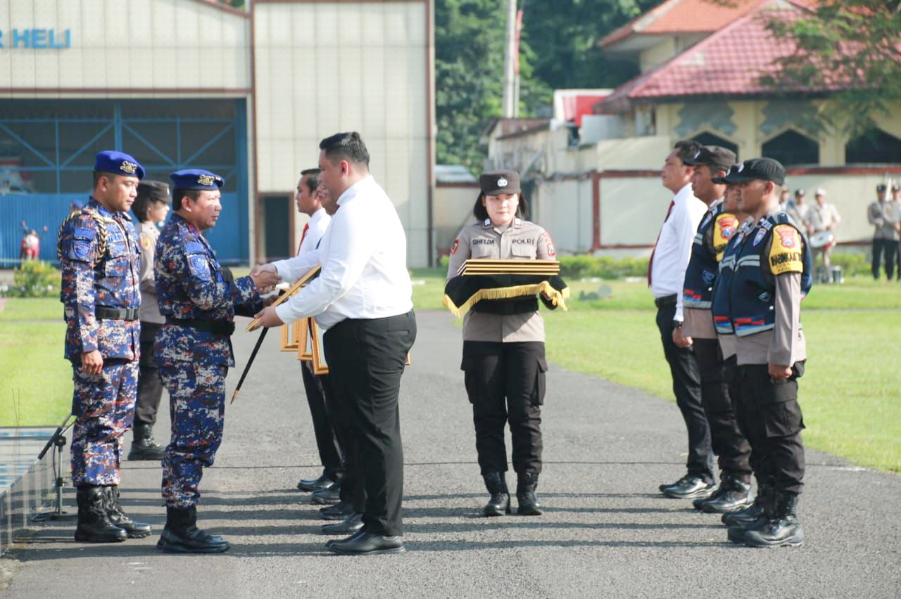 Kapolda Jatim saat memberikan penghargaan kepada para personel berprestasi.