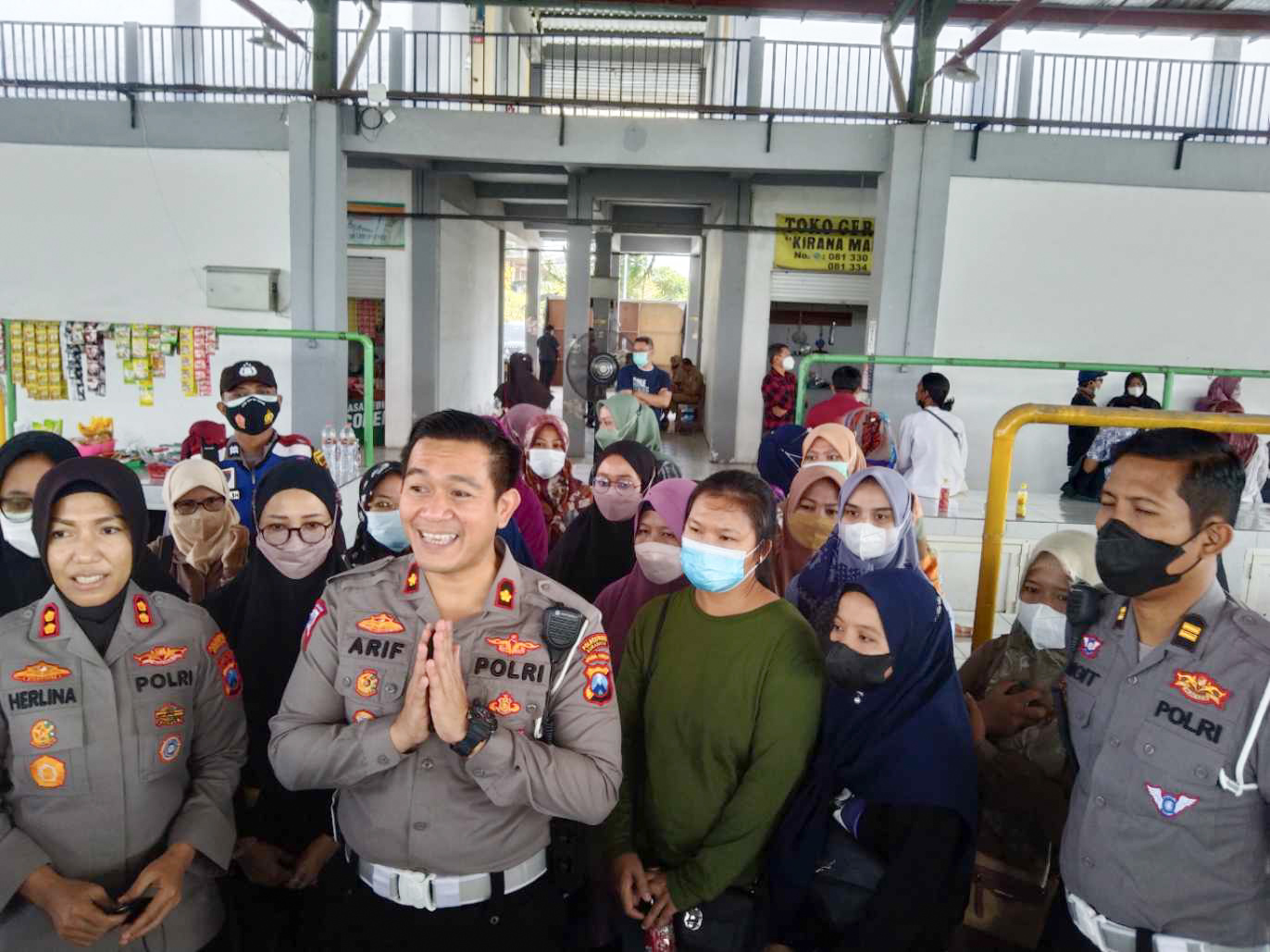 Kasat lantas Polrestabes Surabaya Kompol Arif (Tengah).