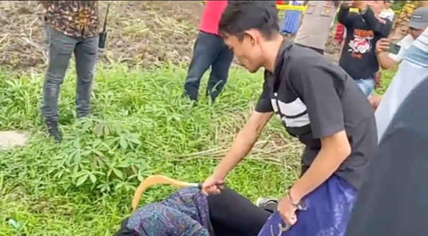 Proses rekontruksi pembunuhan wanita di Kabupaten Lumajang.