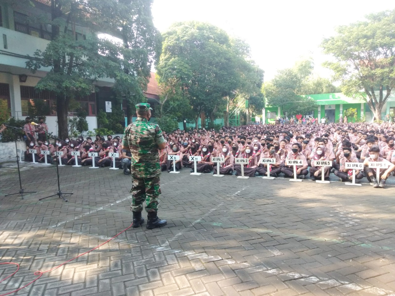  Danramil 0817/02 Wringinanom Mayor Arh Sali saat memberikan pembekalan kepada siswa SMAN 1 Wringinanom, Sabtu (10/12/2022).