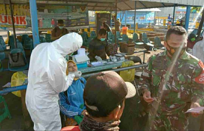 Petugas saat melakukan pemeriksaan swab antigen bagi penumpang kapal di pelabuhan Ujung Surabaya. SP/SAMMY MANTOLAS