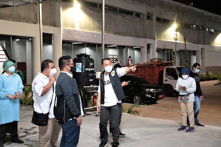 Wali Kota Surabaya Eri Cahyadi bersama beberapa Kepala Perangkat Daerah (PD) dilingkup Pemkot Surabaya meninjau langsung kesiapan RSLT. SP/Alqomar