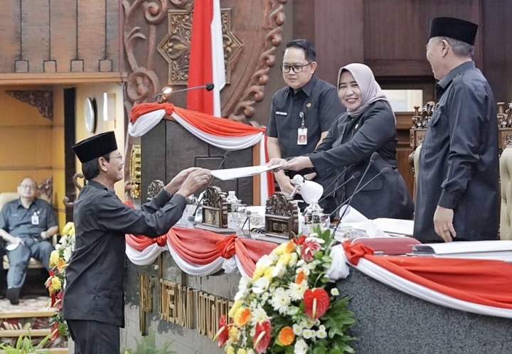 Anggota Fraksi Partai Gerindra DPRD Jatim H Rofik menyerahkan pandangan umum tentang Raperda Pengembangan dan Perlindungan Tembakau Jawa Timur. SP/Riko Abdiono