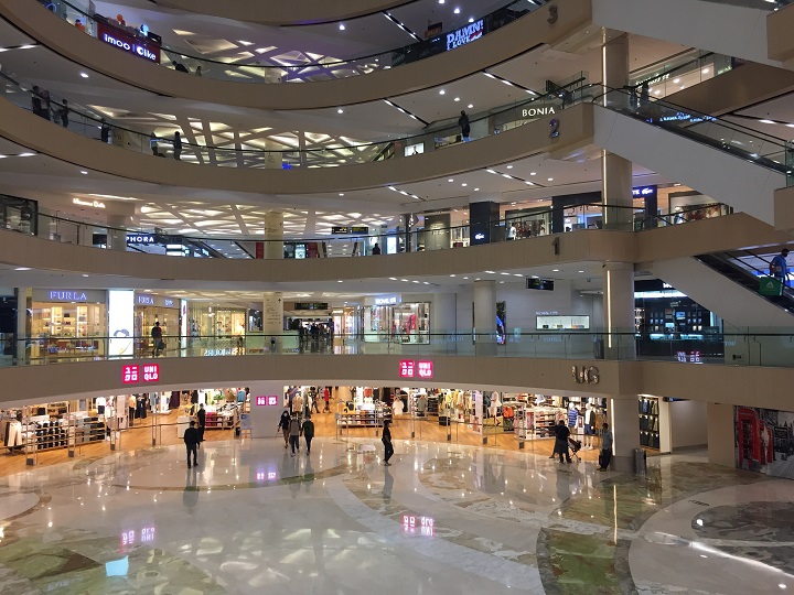 Suasana pusat perbelanjaan Tunjungan Plaza Surabaya tampak terlihat sepi dari pengunjung, Kamis (1/7/2021). 