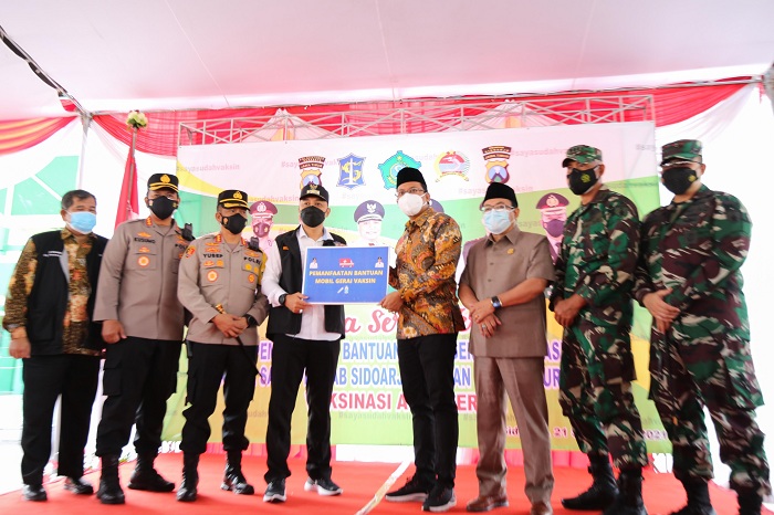 Acara serah terima pemanfaatan bantuan mobil gerai vaksinasi kerjasama Pemkab Sidoarjo dengan Pemkot Surabaya yang digelar di GOR Delta Sidoarjo, Selasa (21/9). SP/ALQ